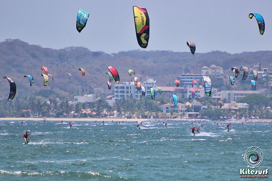 Kitesurfing en Bucerías, la experiencia acuática más emocionante en Riviera Nayarit